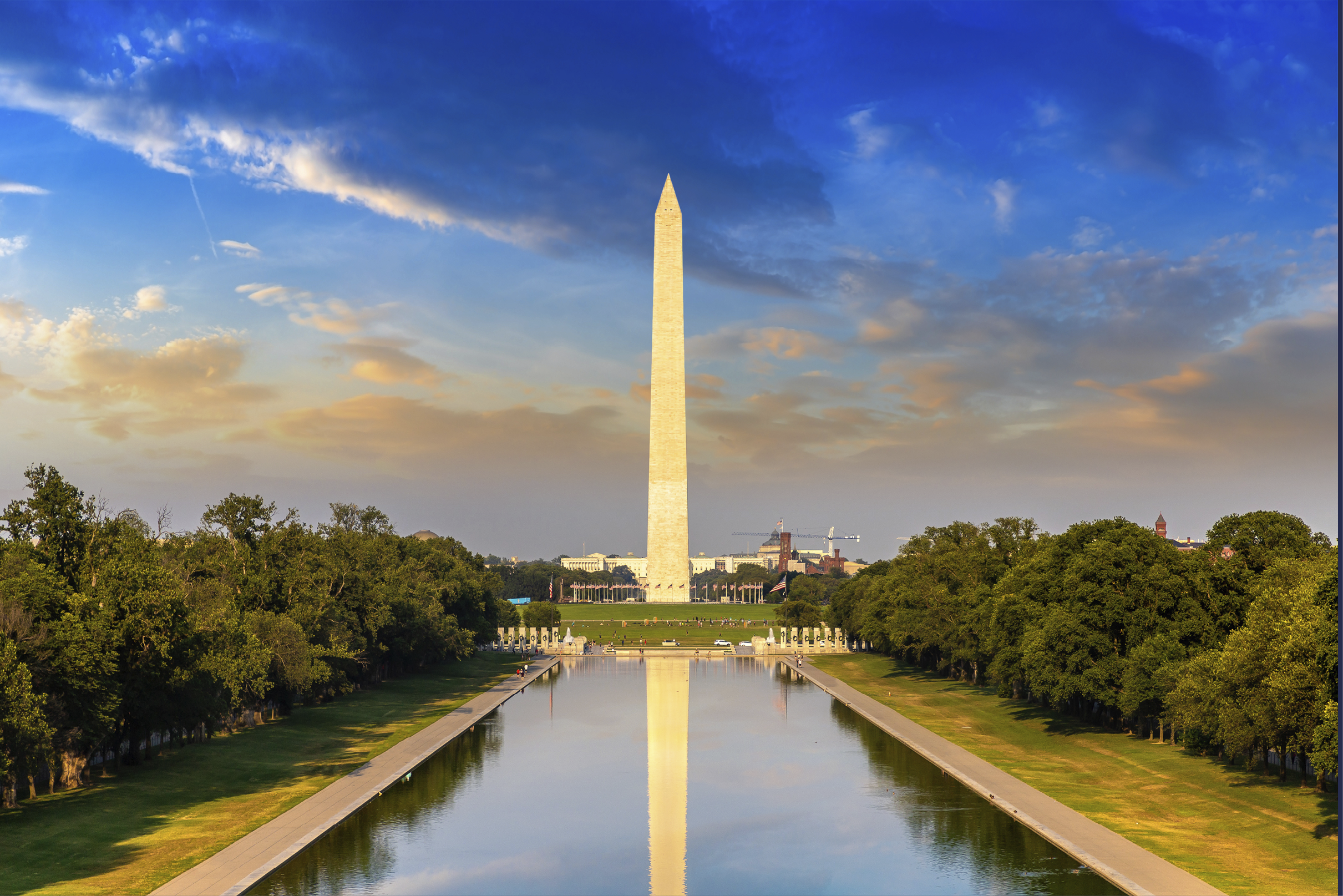 Washington Monument in a sunny day in Washington DC, USA