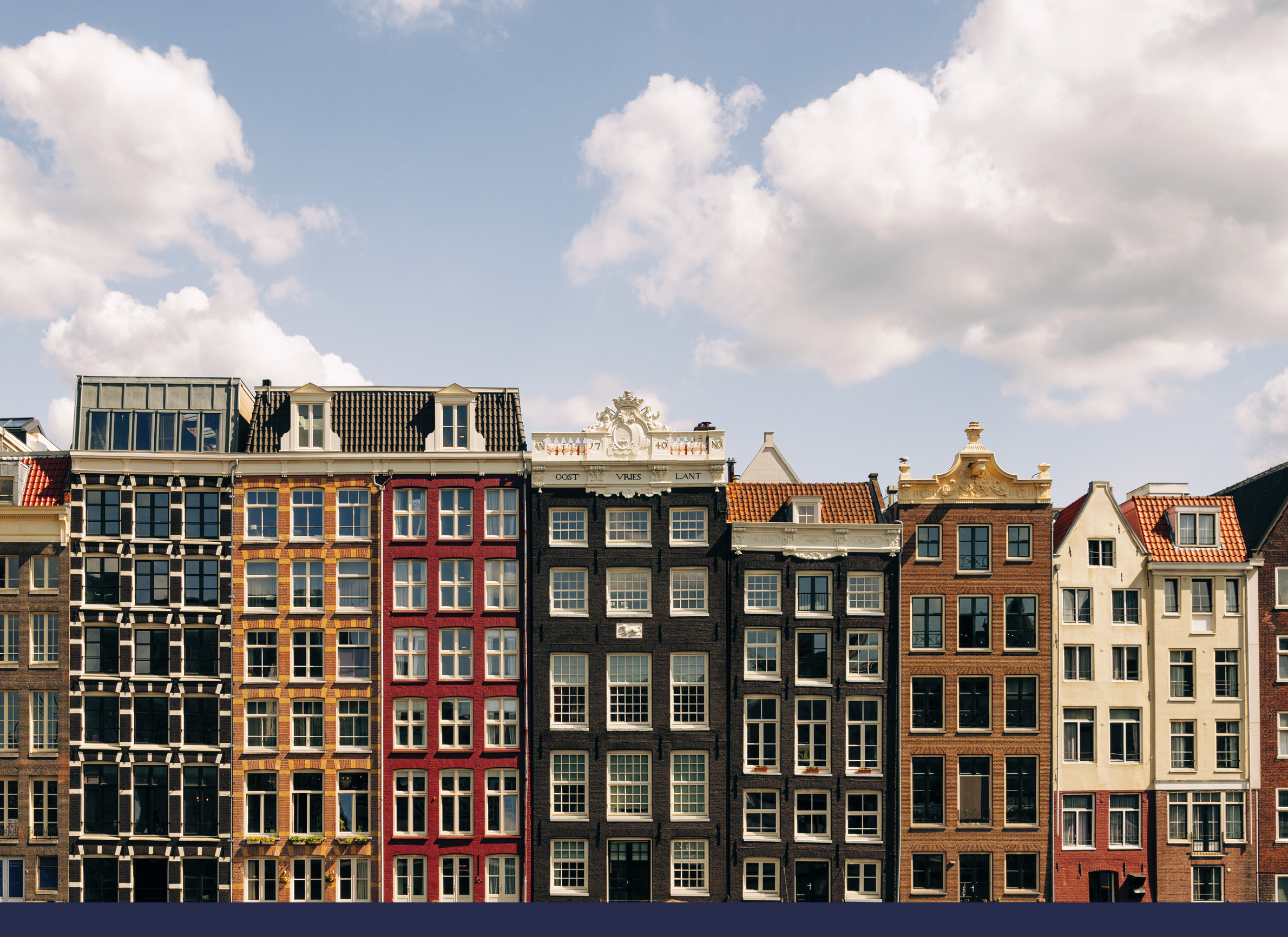 The famous Damrak canal houses
