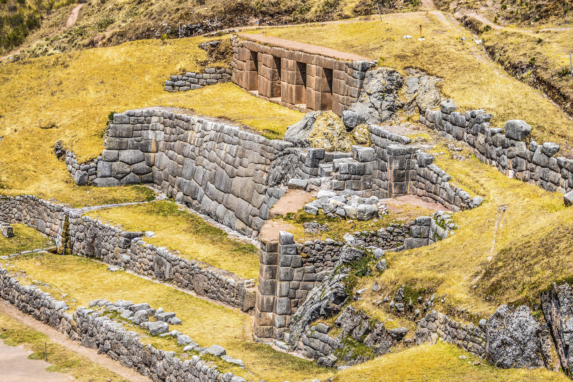 Tambomachay (Tambomachay, from Quechua Tampumachay, tanpu mach'ay - literally “place of rest", "spa") - an archaeological site in Peru, near Cuzco. Was devoted to the cult of water, here he loved to rest the great Inca. The monument is also sometimes referred to as the baths of the Incas (Balneario Inca).