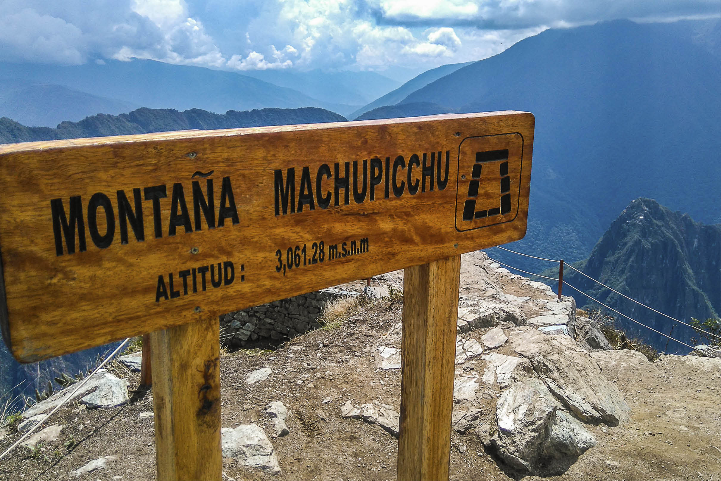 Plaque located at the top of Machu Picchu Mountain Altitude: 3,061.28 meters above sea level Location: Machu Picchu - Cusco - Peru Date: 08/2016